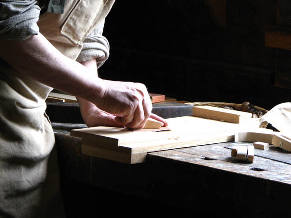 Nacemos de la influencia y formación  heredada en el sector de la <strong>carpintería de madera y ebanistería  en Tormos.</strong>